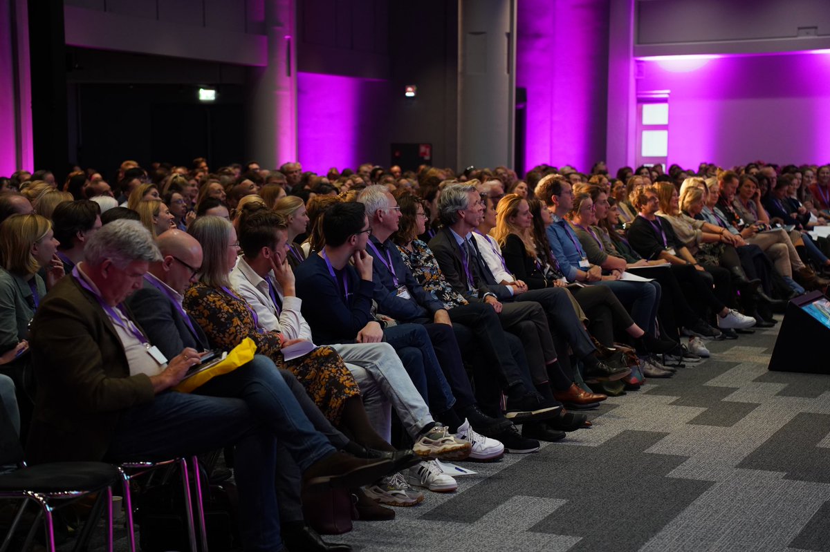 Wetenschap speelt een steeds grotere rol in de samenleving. En communicatieboodschappen over onderzoek worden steeds complexer. Daarom moeten we het gesprek aangaan, als wetenschap in en met de samenleving. Mooi dat er zovelen op de Nationale Wetenschapscommunicatiedag waren.