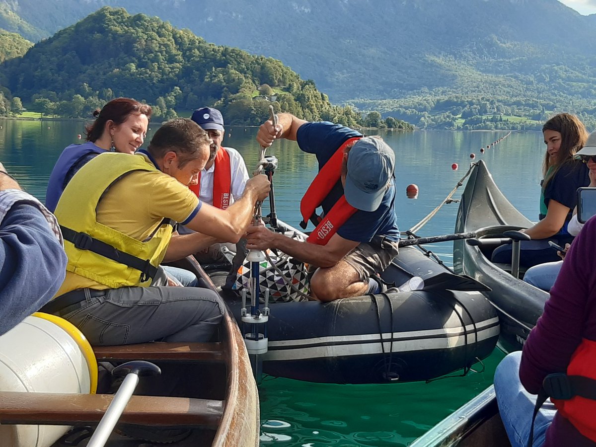 CnrsAlpes's tweet photo. Le moment tant attendu de cette #CNRSinsolite est arrivé : Erwan et Fabien d'@edytem_fr vont effectuer le #carottage https://t.co/DGlnpCQMNW