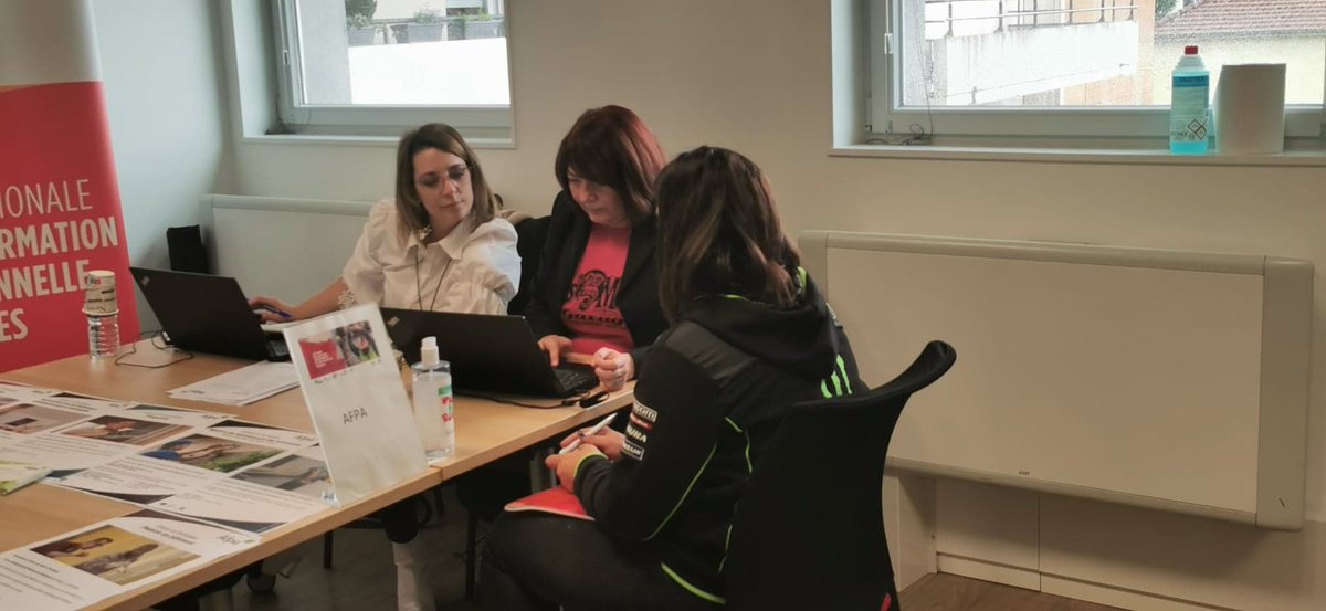 FTravail_BFC's tweet photo. [Semaine des métiers du #BTP] En direct du job dating à l’agence Pôle emploi de #Dijon Sud en présence de Michel Swieton, Directeur régional @poleemploi_bfc et Bernard Laborey, Président @FFB_BFC #TousMoblisés pour faire découvrir ce secteur riche en opportunités https://t.co/4h8FuVBTDq