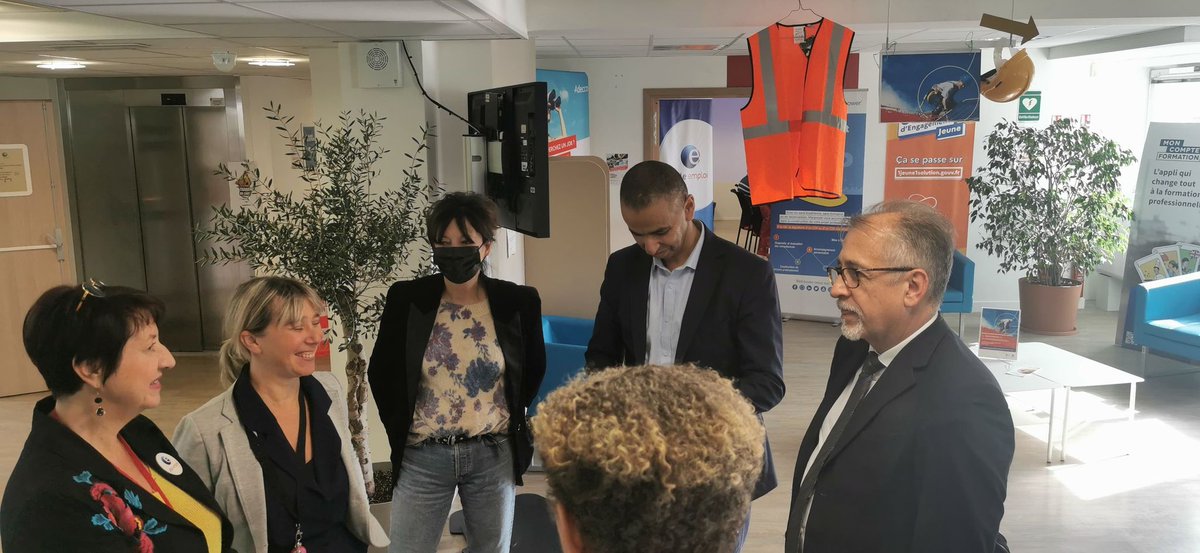FTravail_BFC's tweet photo. [Semaine des métiers du #BTP] En direct du job dating à l’agence Pôle emploi de #Dijon Sud en présence de Michel Swieton, Directeur régional @poleemploi_bfc et Bernard Laborey, Président @FFB_BFC #TousMoblisés pour faire découvrir ce secteur riche en opportunités https://t.co/4h8FuVBTDq