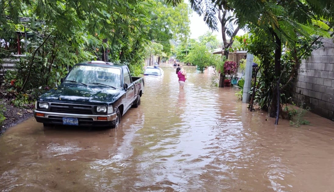 NoticieroSLV's tweet photo. Los elementos de la @PNCSV apoyan en la evacuación de las familias de la colonia Prados del municipio de San Miguel, quienes han resultado afectadas por el desbordamiento del río Grande. https://t.co/dCeqf8Iq48