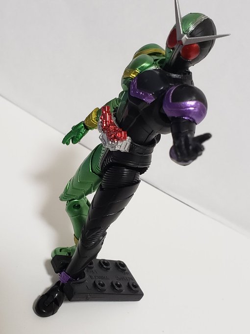 掌動
仮面ライダーダブル
サイクロンジョーカー

触角が軟質素材じゃない!
曲がってない!
破損注意🤣

欲を言えばガイアメモリ部分も色だけでいいから塗装してほしかったが十分カッコいい 