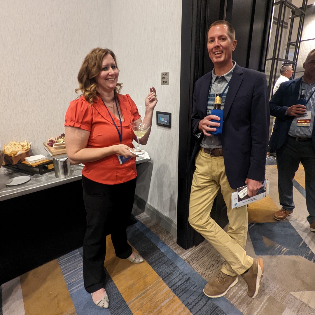 ARM_Mid_America's tweet photo. 🎙Another one: Today’s photos are from our networking reception + vendor trade show, Tuesday 9/27 🎁🥂
.
Many thanks to our generous sponsors who had great prizes + creative décor for their booths!
.
#conference #events #exhibition #tradeshow #networking #agencynetwork https://t.co/e93tIAQrbZ