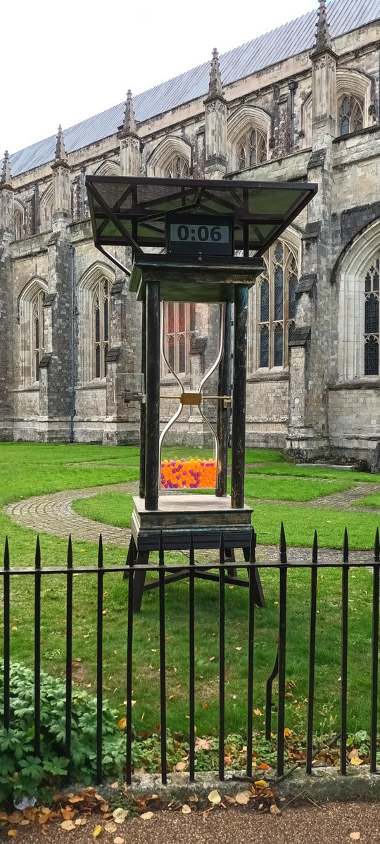 Today on #WorldMentalHealthDay our team <a href="/HANTS_CAMHS/">Hampshire CAMHS</a> unveiled this giant 6ft sand timer at #Winchester Cathedral which rotates every 40 seconds to raise suicide awareness. If you need someone to talk to call Samaritans free on 116 123 or get support here: ow.ly/NYB350L5SQF