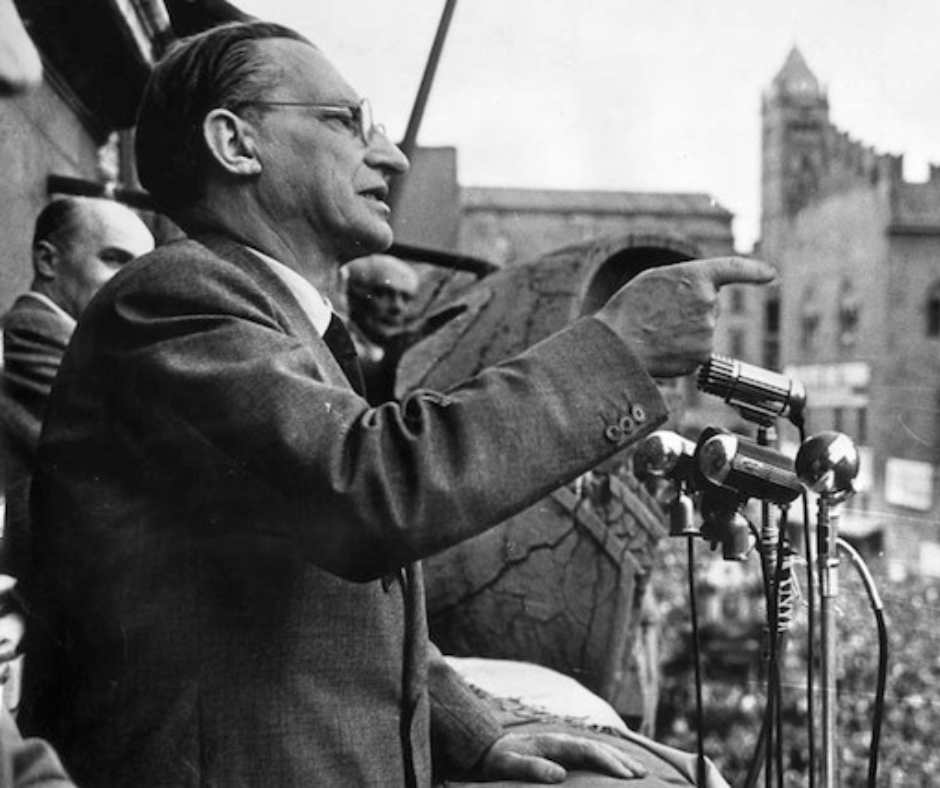 EuropeDirectNA's tweet photo. Alcide De Gasperi è stato presidente del consiglio dal 1945 al 1953. È stato il responsabile dell'adesione dell'Italia al piano Marshall americano, alla NATO. La sua leadership ha portato allo sviluppo di legami importanti tra l'Italia e gli Stati Uniti. #eudirect https://t.co/D3dvD3uu7o
