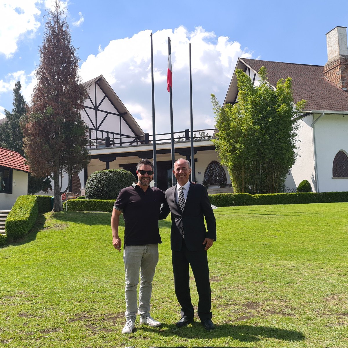 Nubii_mx's tweet photo. Con mi amigo y Presidente de la #AMTP Javier Gaitán en Sayavedra Racquet Club.
VIDEO PRÓXIMAMENTE
https://t.co/AALH8Hr5iE
#deporte #tennis https://t.co/5mJL7oeVAM
