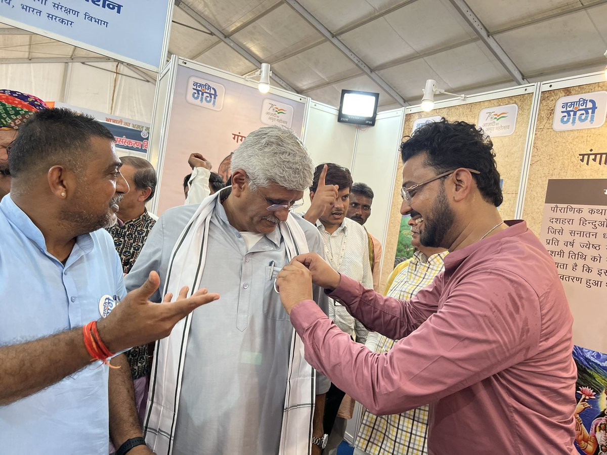TheAtharvaRaj's tweet photo. उद्घाटन सत्र के बाद @cleanganganmcg 
प्रदर्शनी पंडाल में श्री @gssjodhpur जी के साथ साथ उत्तराखंड सरकार के @drdhansinghuk , मध्यप्रदेश सरकार के @opsakhlecha, @UshaThakurMLA, @Bpsingh_bjp भी मौजूद रहे।
#NamamiGange https://t.co/0IGsaYQsO8