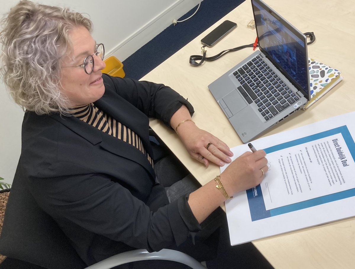 gem_Hattem's tweet photo. De gemeente Hattem heeft vanmiddag een document ondertekend voor in begrijpelijke taal communiceren.
Wethouder Margriet Brouwer: “We vinden het belangrijk dat iedereen in Hattem mee kan doen. Begrijpelijk taalgebruik is een belangrijke voorwaarde hiervoor.
#DirectDuidelijkWeek https://t.co/KjhEMYa5dU