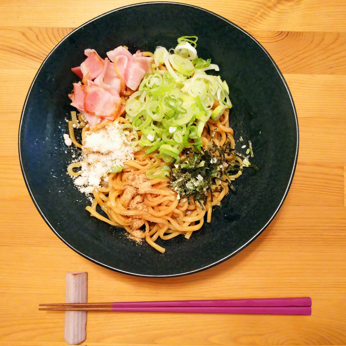 今日の夕飯💕オリジナルまぜソバ🔥油そば寄りでね😆トッピングは ネギ ベーコン 海苔 粉チーズ 魚粉、あるもので✨麺が期限切れなのであわてて消費🤣呑まれる方はかんぱーい🍻いただきま～す