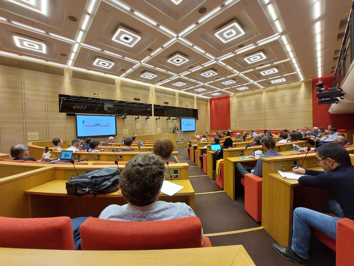 Preventionrout's tweet photo. Colloque #VillePrudente au @Senat.
Au programme :
-       Les mobilités électriques
-       Le partage de la route.
-       Focus sur la sobriété énergétique et les solutions pour les déplacements plus surs.

Merci au Sénateur Antoine Lefèvre pour son accueil. https://t.co/WpDTZkVXkN