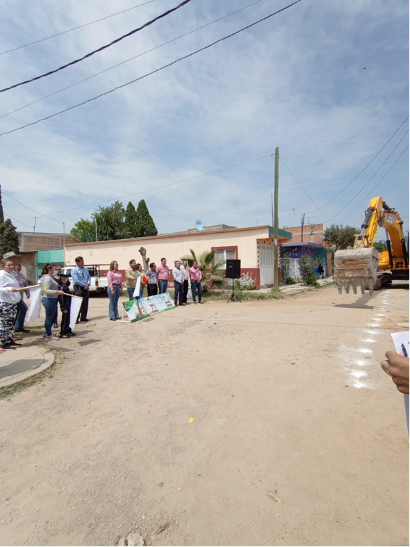 honestidadgente's tweet photo. y la Construcción de Calle con Concreto en la calle 16 de Septiembre con Providencia.
¡Trabajamos #HombroConHombro con los cueramarenses para vigilar las obras públicas!
#COCOSOP #GTOÍntegro #ContigoSíVigilamos https://t.co/HhdFwDNFeL