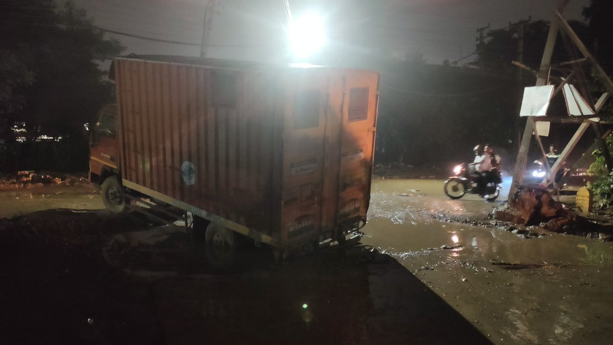 RoyalBajaj's tweet photo. @MunCorpGurugram @CommissionerMCG @cmohry 
Kindly look into the detoriating condition of sector 9 
So called millenium city 
Suffering badly with mismanagement of MCG and no body is looking into this 
@rakeshdaultabad 
Kindly help and do some temporary arrangements for sector residents https://t.co/WQyEPplIl4