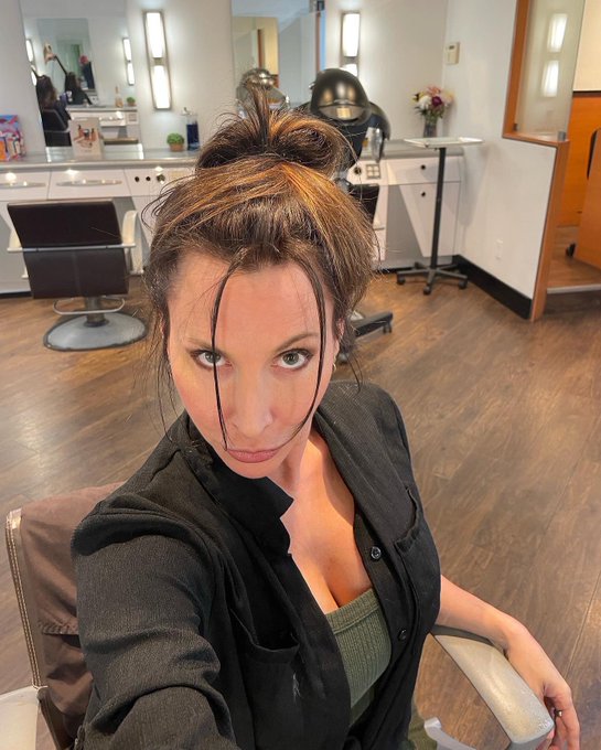 Andddddd we are back to blonde.. ish lolol.. see how long I last 🤓🤷🏻&zwj;♀️🤪😎 https://t.co/e5KmtdeF4u
