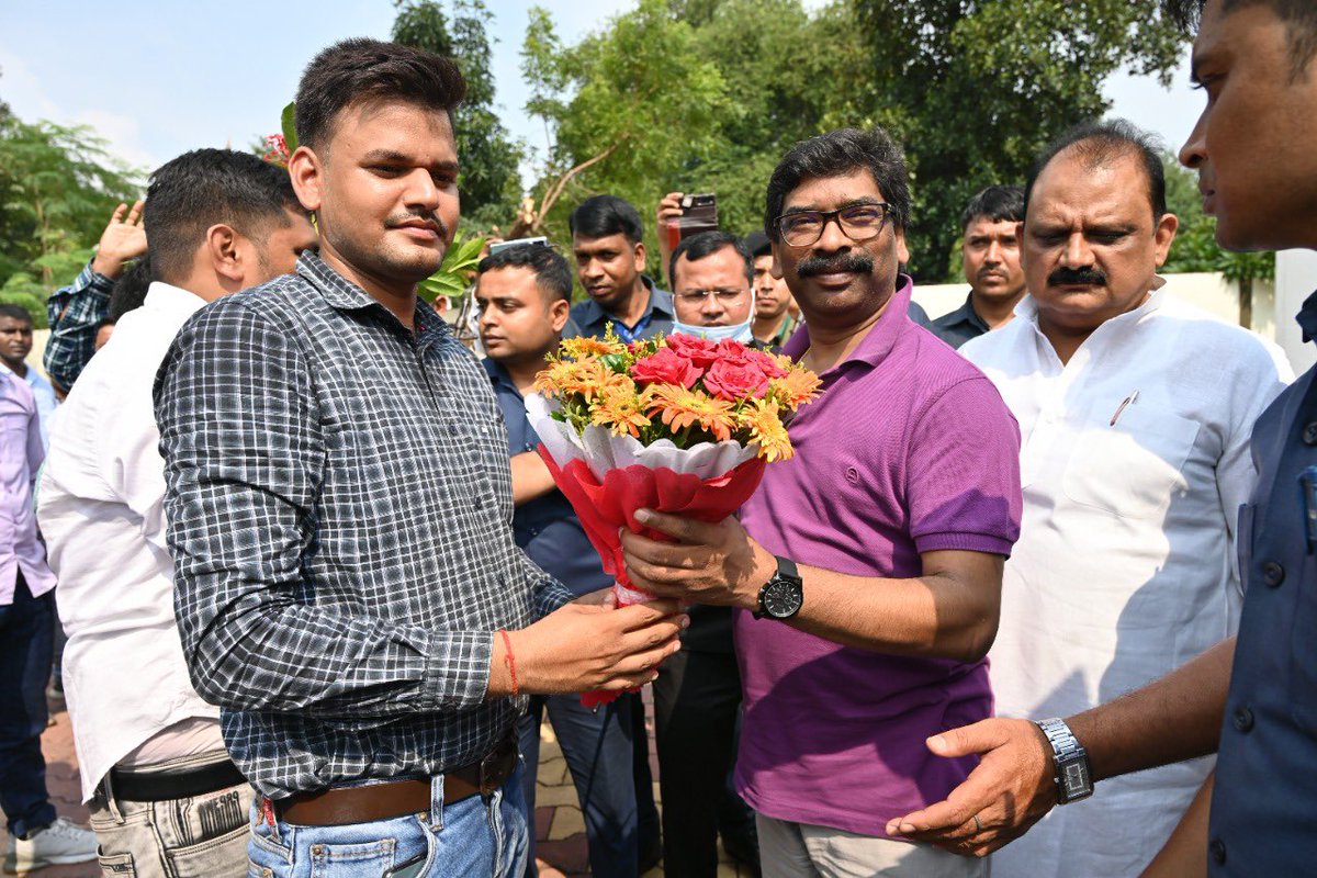 KumarRa97089531's tweet photo. @MithileshJMM @HemantSorenJMM @The_FollowUp  महोदय सहायक पुलिस भी अनुबंध पर मात्र 10हजार में 24घंटा सरकार को सेवा दे रहे है आखिर कब तक हम ग़रीब सहायक पुलिस कर्मियों को अंधकार में रखेंगे महोदय, साहेब रोजगार के नाम पर शोषण कब तक करेंगे सहायक पुलिस को। https://t.co/2q9IjH5Ain