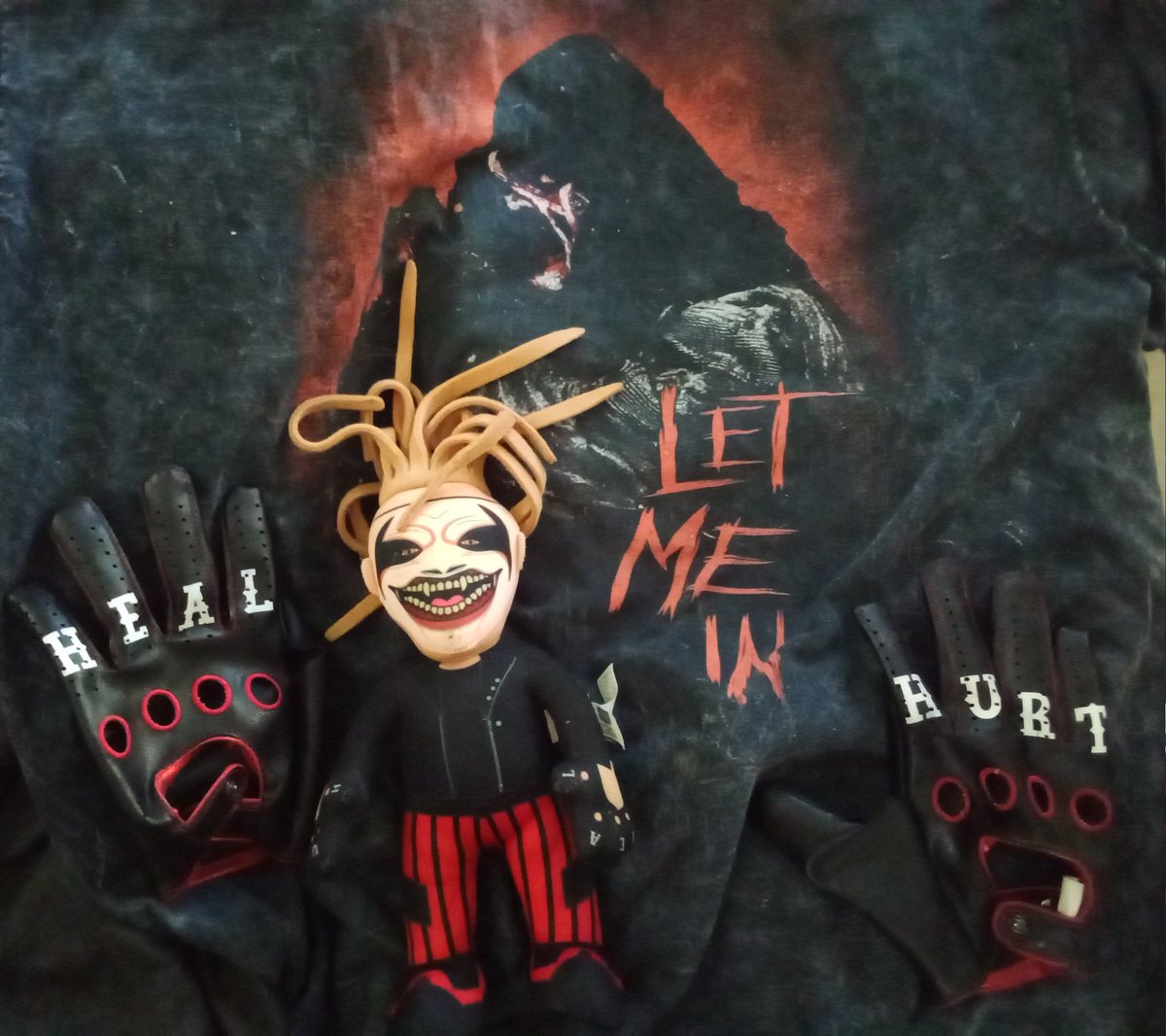 Renville7Inc's tweet photo. Ready for tonight!! Can't wait to see what @Windham6 has in store for us!! It's gonna be epic! #WWE #WWERaw #BrayWyatt #windham6 #Wyatt6 #TheFiend #LetHimIn #WereHere #LetMeIn #ImHere @BrittanyKay5150 https://t.co/vuFBh47One