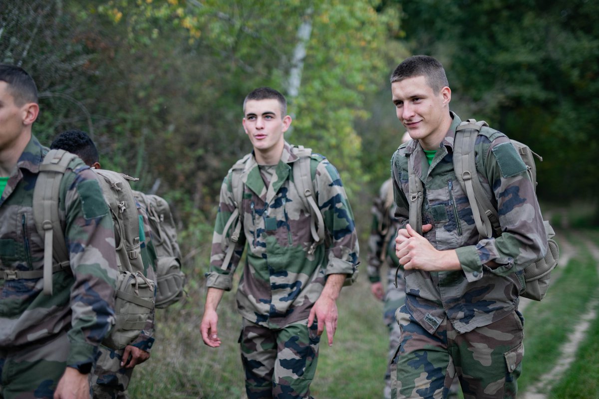 121e_RT's tweet photo. #mondaymotivation
En avant pour une nouvelle semaine !🥾
#marche #motivation #121rt #militaire https://t.co/BycoKQJXww