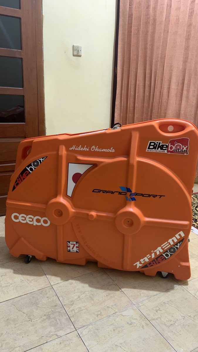 sandaryunanto's tweet photo. #fnfjb #frfjb diniagakan Bikebox Alan (non easy fit) ada dudukan buat wheelset. Mulus cuman banyak sticker aja. Prefer COD Jogja yak. Tak anter sampe rumahmu. Price ? Dm aja. Jauh lebih murah drpd harga baru !!! https://t.co/UNOcd9NFEr