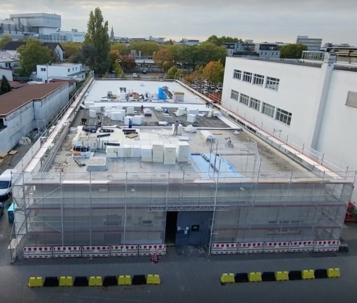 And again visible progress at our new Target lab in #Darmstadt/Germany: Workers continue to work on the roof, make the thermal insulation and install the ventilation system. #energy #laser #fusion #EnergyTransition