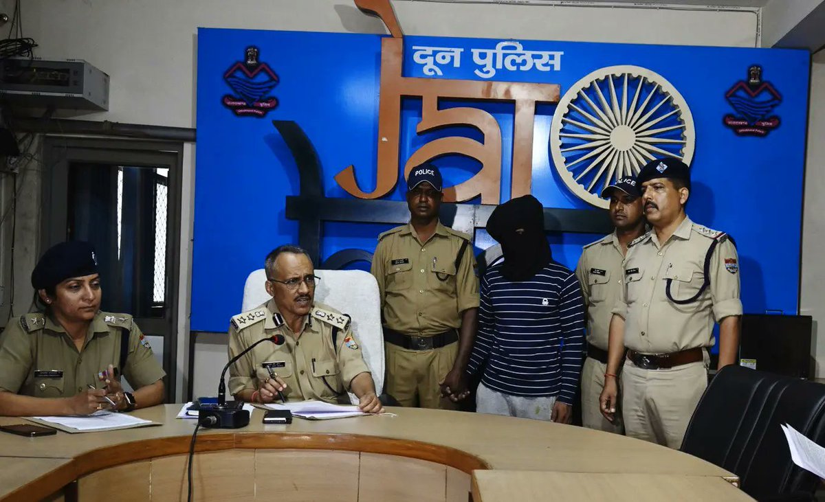 DehradunPolice's tweet photo. विकासनगर पुलिस द्वारा 06 घंटे के अन्दर हत्या का खुलासा करते हुए हत्यारोपी को किया गिरफ्तार।
नाम पता अभियुक्त: 
सुल्तान पुत्र गुलजार निवासी अंबाडी थाना विकासनगर देहरादून उम्र 22 वर्ष। https://t.co/8FURht7QO1