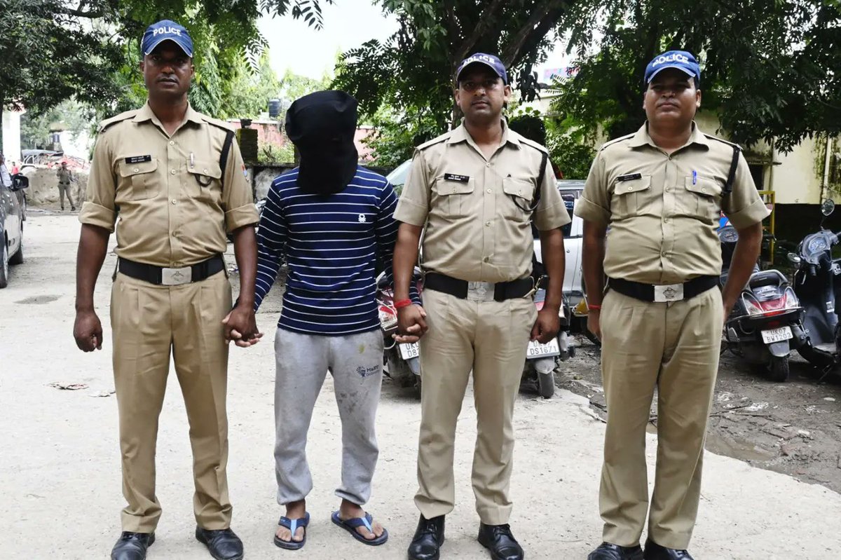 DehradunPolice's tweet photo. विकासनगर पुलिस द्वारा 06 घंटे के अन्दर हत्या का खुलासा करते हुए हत्यारोपी को किया गिरफ्तार।
नाम पता अभियुक्त: 
सुल्तान पुत्र गुलजार निवासी अंबाडी थाना विकासनगर देहरादून उम्र 22 वर्ष। https://t.co/8FURht7QO1
