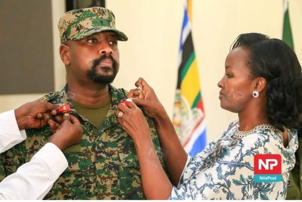 IGIHE's tweet photo. Muhoozi Kainerugaba yambitswe ipeti rishya rya ‘Général’ aherutse guhabwa na Se, Perezida wa Uganda Yoweri Kaguta Museveni.
https://t.co/uzQi5LqACa https://t.co/jBpUnJ81xG