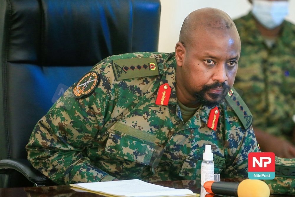 IGIHE's tweet photo. Muhoozi Kainerugaba yambitswe ipeti rishya rya ‘Général’ aherutse guhabwa na Se, Perezida wa Uganda Yoweri Kaguta Museveni.
https://t.co/uzQi5LqACa https://t.co/jBpUnJ81xG