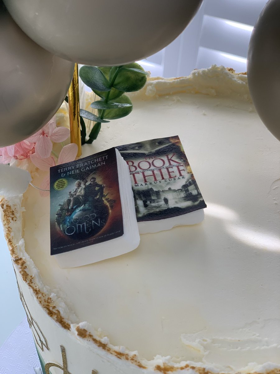 AmysCakeDesign's tweet photo. @neilhimself @molly_Nash_  glad you enjoyed the cake:) https://t.co/vcoRriGe3Y