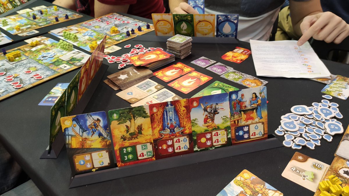 javierulf's tweet photo. Bon, je vais faire comme tout le monde et poster mon "loot" d'#Essen22.
+ Les 3 coups de coeur du salon : Come Together, vraiment excellent, Les tribus du vent aussi joli que sympa a jouer (rapide en plus) et Die Wandelnden Türme qui va être très drôle en famille... https://t.co/PcTva2u2CR