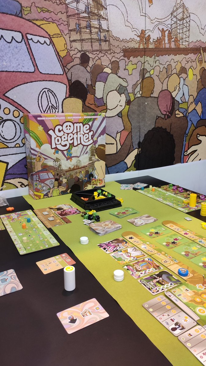 javierulf's tweet photo. Bon, je vais faire comme tout le monde et poster mon "loot" d'#Essen22.
+ Les 3 coups de coeur du salon : Come Together, vraiment excellent, Les tribus du vent aussi joli que sympa a jouer (rapide en plus) et Die Wandelnden Türme qui va être très drôle en famille... https://t.co/PcTva2u2CR