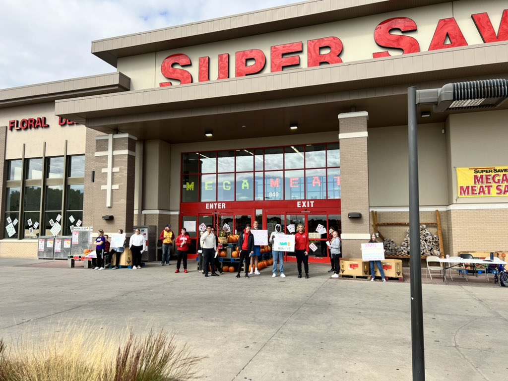 MrBall72's tweet photo. LNS FBLA had a great turnout for our Foodblitz this year. 31 different volunteers helped out and we were able to collect over 2,600lbs of canned food for Lincoln’s People City Mission! https://t.co/SNf9qfLSqz