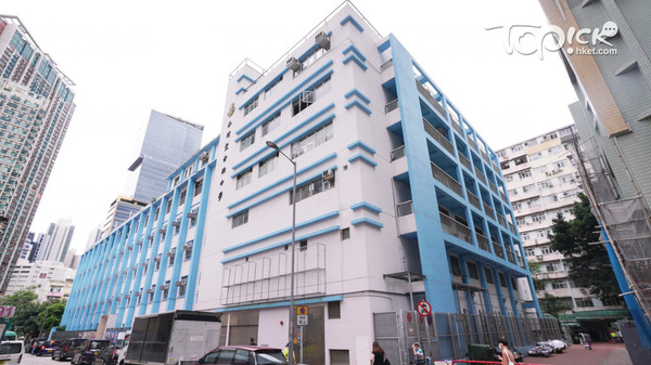 RealHKNews's tweet photo. 14 Saint Francis Xavier's School Tsuen Wan students suspended for 3days for failing to attend flag rising ceremony last Fri
Vice principal allegedly scolded them &amp; threatened 2 report them to #nationalsecurity police
Uniformed cop spotted in school today 
Pic: TOPick 新聞 https://t.co/sTd9goqEFH