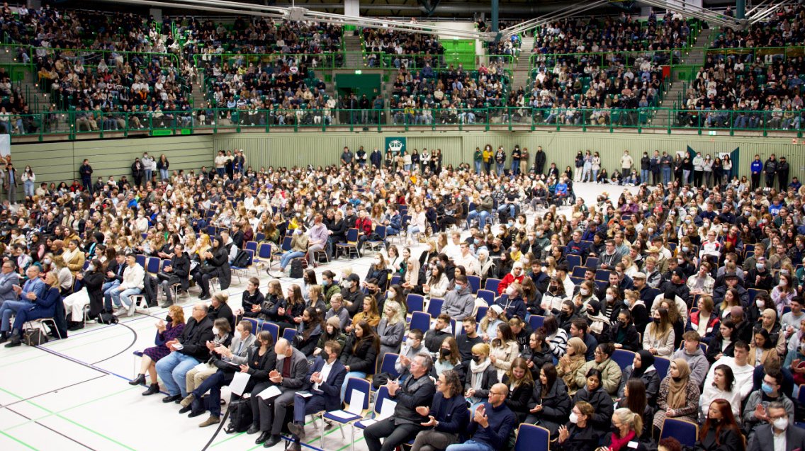 Herzlich willkommen, liebe Erstis! 👋💚
Nachdem die große Erstsemesterbegrüßung in den vergangenen beiden Jahren digital stattfand, konnten heute die Studienanfänger*innen endlich wieder in der Wuppertaler Uni-Halle empfangen werden. ➡️ uni-w.de/829dlh