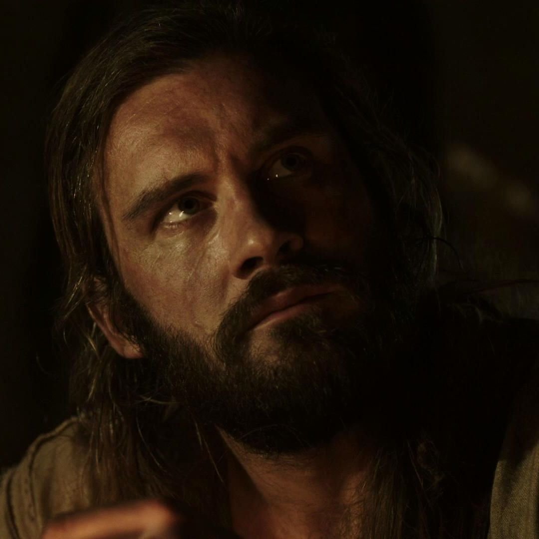 TheWitcherBoone's tweet image. Who's the bloke buying drinks for Tali? He would keep an eye on him from his vantage at the back of the tavern just in case.