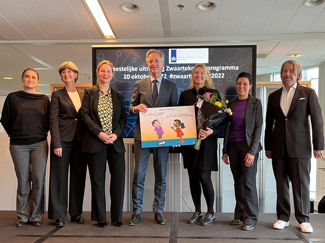 EACrone's tweet photo. Today @MinOCW launched the Gravitation programs: We are thrilled to start our 10-year project (#GUTS: Growing up Together in Society) to understand and study the needs and opportunities of youth. We are so lucky with our brilliant Minister of Science @RHDijkgraaf. https://t.co/8VXmGOYSor