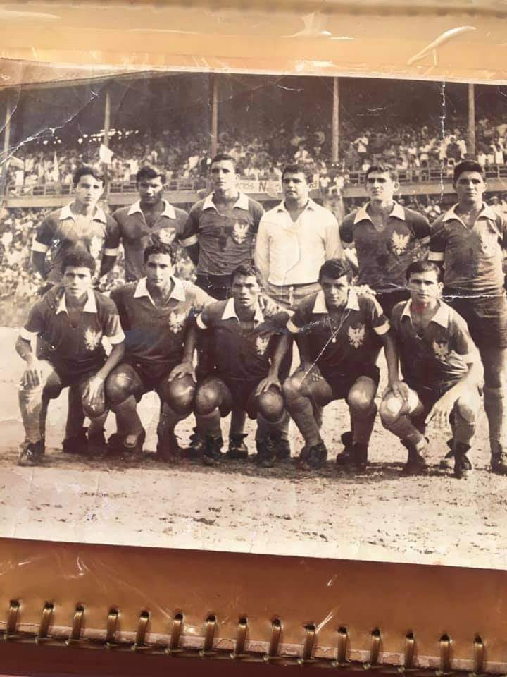 TuneldoTempoNFC's tweet photo. 🏟️ #ParqueAmazonense lotado em jogo do #Nacional (1967).
O trio de #irmãosPiola jogaram juntos pelo Naça em 1966/67.
🔼 #Romulo, #EdsonÂngelo, #AntônioPiola, #ZeCarlos, #Téo #ZequinhaPiola
🔽 #Santana #EdsonPiola #Pretinho #Holanda #Almir
📸 Erlangem Lyra
#Naça #NacionalFC https://t.co/ZuD4Xn9gZx