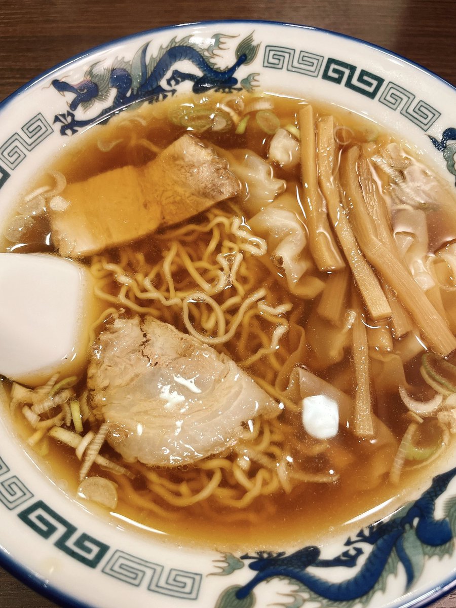 天気が悪くてお祭り見れなかった分めちゃ食べ歩いた!布久庵さんのきな粉ソフトクリームパフェ、飛騨そば小舟さんの飛騨牛そば、つづみさんの高山ラーメン、コーヒードンのあんみつとカフェラテなどなど…高山で口の中に入れた物全て美味しかった… 