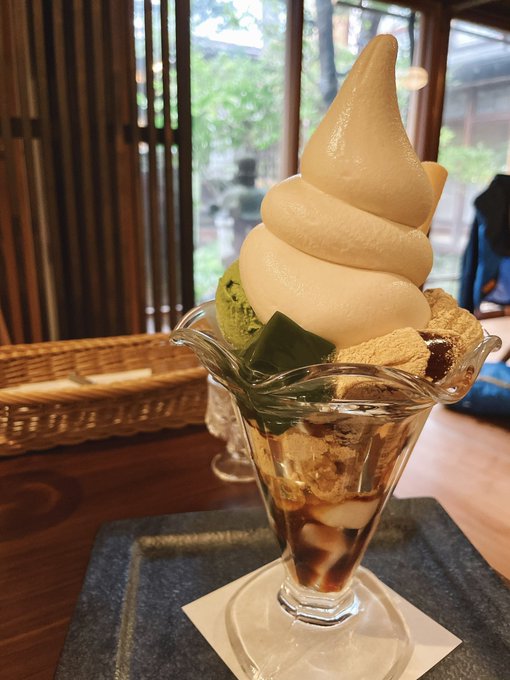 天気が悪くてお祭り見れなかった分めちゃ食べ歩いた!布久庵さんのきな粉ソフトクリームパフェ、飛騨そば小舟さんの飛騨牛そば、つづみさんの高山ラーメン、コーヒードンのあんみつとカフェラテなどなど…高山で口の中に入れた物全て美味しかった… 