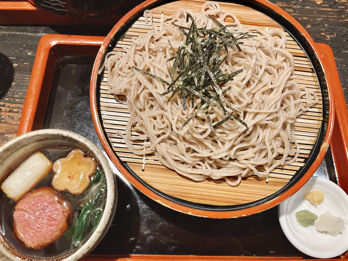 天気が悪くてお祭り見れなかった分めちゃ食べ歩いた!布久庵さんのきな粉ソフトクリームパフェ、飛騨そば小舟さんの飛騨牛そば、つづみさんの高山ラーメン、コーヒードンのあんみつとカフェラテなどなど…高山で口の中に入れた物全て美味しかった… 