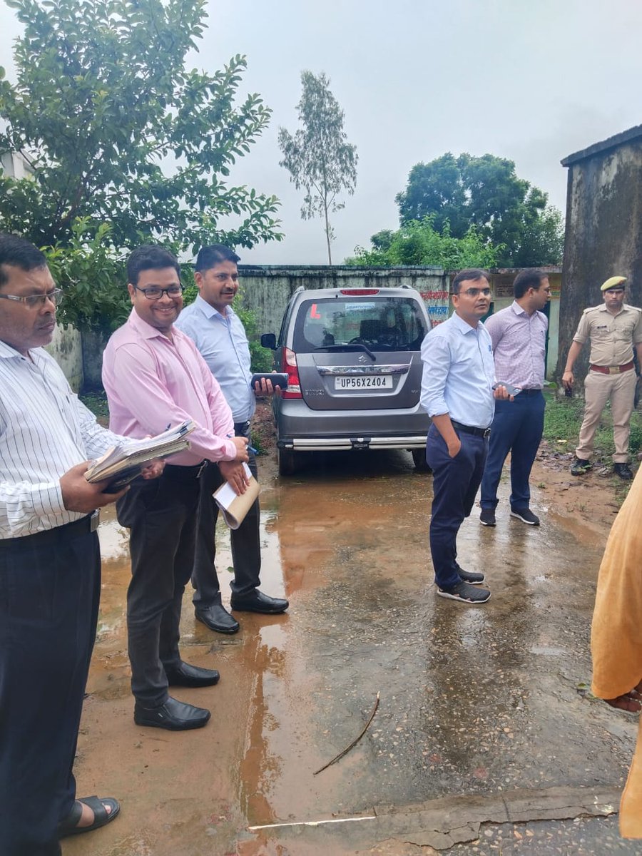 DmMaharajganj's tweet image. भारी बारिश के कारण उत्पन्न बाढ़ की आशंका के दृष्टिगत जनपद के सवेंदनशील तटबंधों का निरीक्षण किया गया और संबंधित अधिकारियों को बाढ़ से बचाव व राहत हेतु जरूरी कार्यों को तेज करने का निर्देश दिया गया।