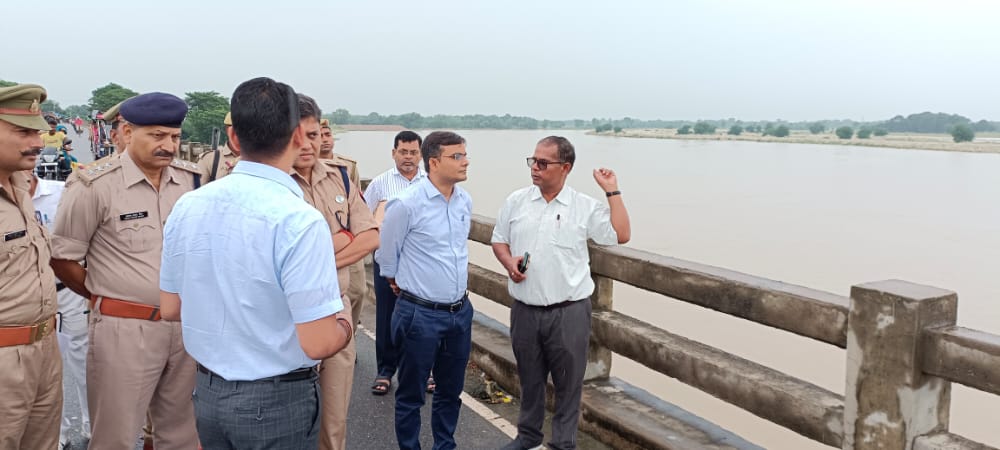 DmMaharajganj's tweet image. भारी बारिश के कारण उत्पन्न बाढ़ की आशंका के दृष्टिगत जनपद के सवेंदनशील तटबंधों का निरीक्षण किया गया और संबंधित अधिकारियों को बाढ़ से बचाव व राहत हेतु जरूरी कार्यों को तेज करने का निर्देश दिया गया।
