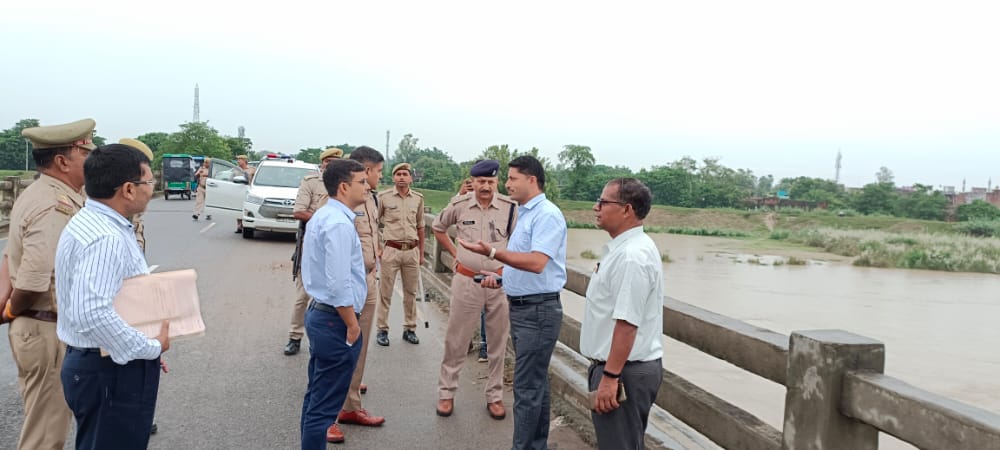 DmMaharajganj's tweet image. भारी बारिश के कारण उत्पन्न बाढ़ की आशंका के दृष्टिगत जनपद के सवेंदनशील तटबंधों का निरीक्षण किया गया और संबंधित अधिकारियों को बाढ़ से बचाव व राहत हेतु जरूरी कार्यों को तेज करने का निर्देश दिया गया।