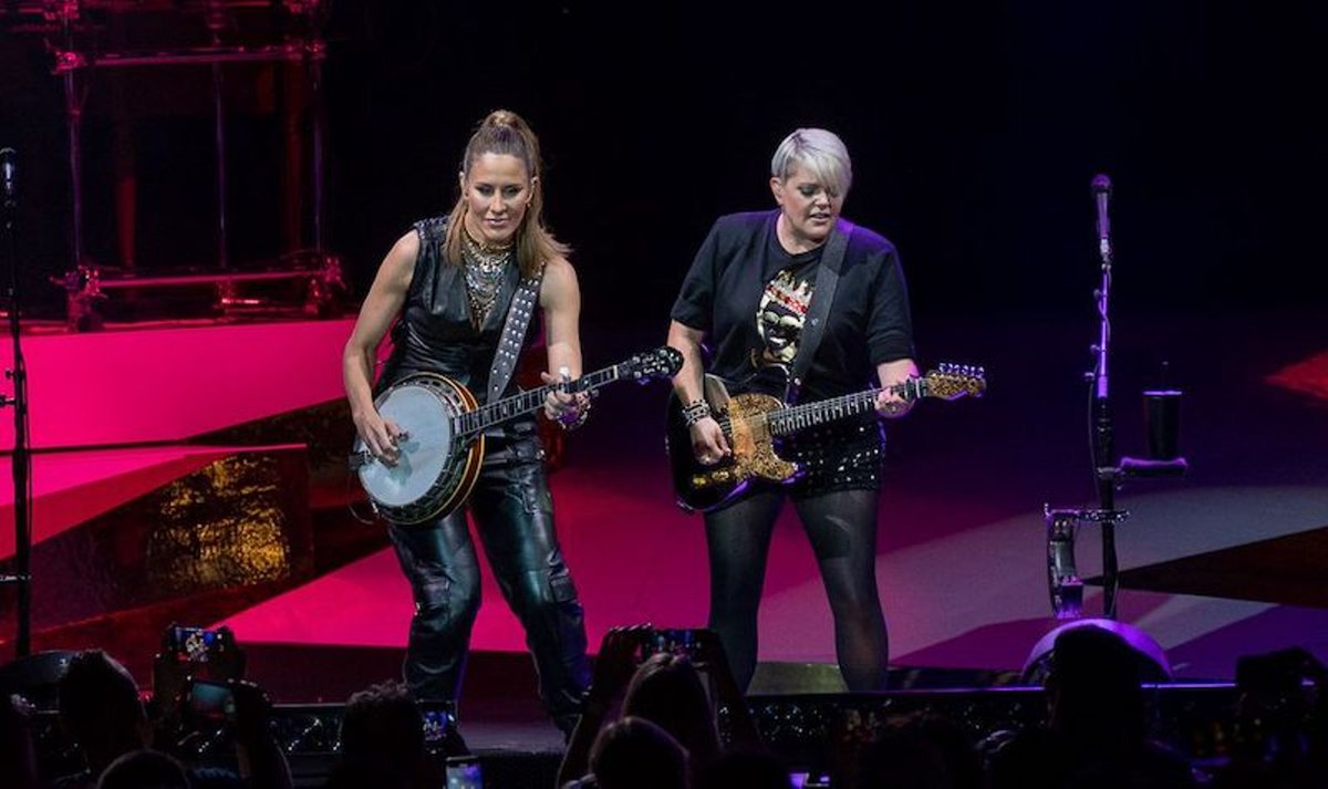 HoustonPress's tweet photo. ICYMI: The Chicks were all out of f*cks to give at The Woodlands Pavilion this weekend. https://t.co/usfG39pjax https://t.co/Rms2tmuTrN