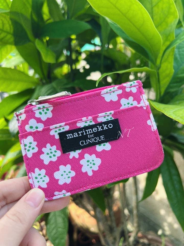 ของหายาก ต่างประเทศขายตามเว็บ usd 12-15 หรือประมาณ 300 กว่าบาท  บางเว็บขายเป็นพัน

กระเป๋าใส่บัตร/ใส่เหรียญ Clinique Marimekko 
สีชมพู ของแท้💯
มีช่องด้านหน้า 1 ช่อง และอีกช่องเป็นซิป บุผ้าด้านใน
ขนาดประมาณ 11.5*8 ซม.

ใช้เองก็ได้ แจกก็ดี
🔥ราคา 120 บาท รวมส่ง🔥