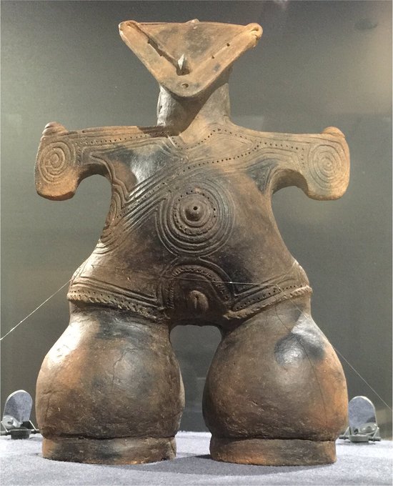 国宝土偶「仮面の女神」を擬人化しよう!(AIで)

むっちりにしてくるところがよく分かっていらっしゃいます
まあこれは「sexually suggestive」で出したのでいやらしいのだけど(間違ってはない指示だと思うけど)

#NovelAIDiffusion 