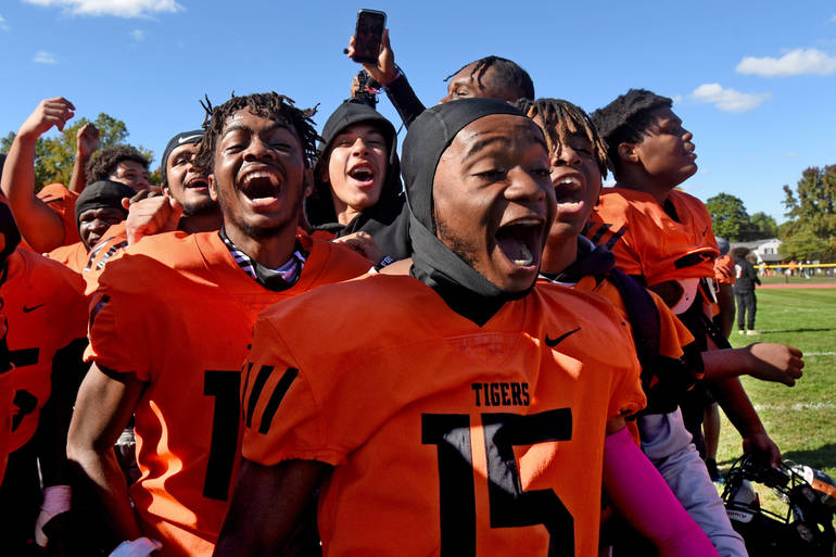 Camden Eastside Defeats Burlington Township, 35-6. Click the link to view photo gallery.
tapinto.net/towns/camden/s…