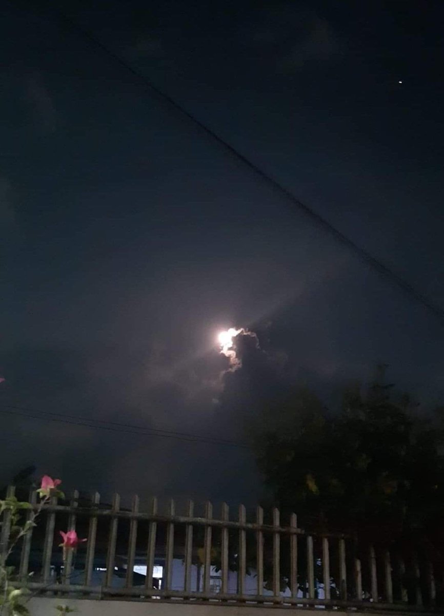 Edna10900775's tweet image. Yong nasa roof top ka pinapanood mo yong napakagandang buwan. While streaming Miguel Odron music.🌕💚💚
Ang chill vibe lang.💚