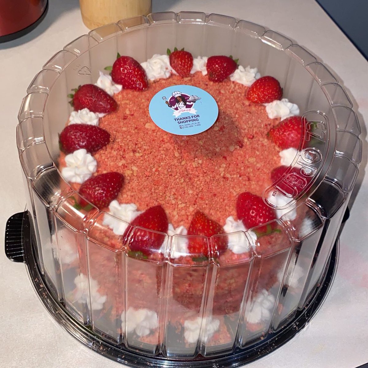 _K1K1_89's tweet photo. #Clevelands #A #Taste #of #Ki #LLC #Three #Layered #Strawberry #Crunch #Cake👩🏾🍳🍓🍓🧁🧁🧁🧁 https://t.co/OKA6RnrbI3