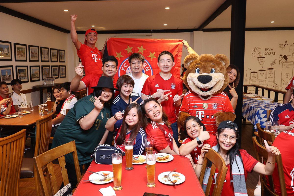 shnoka42's tweet photo. What's a memorable night!!
Thank You @FCBayern_TH 🇹🇭 for ensemble us to express our love and passion for our dearest club. @FCBayern @FCBayernUS
CAN'T WAIT TO SEE YOU ALL AGAIN. 🔴⚪ #MiaSanMia
#FcBayernSouthEastAsia #FCBTH #FCBThailand 🇹🇭 https://t.co/SsONZJYofM