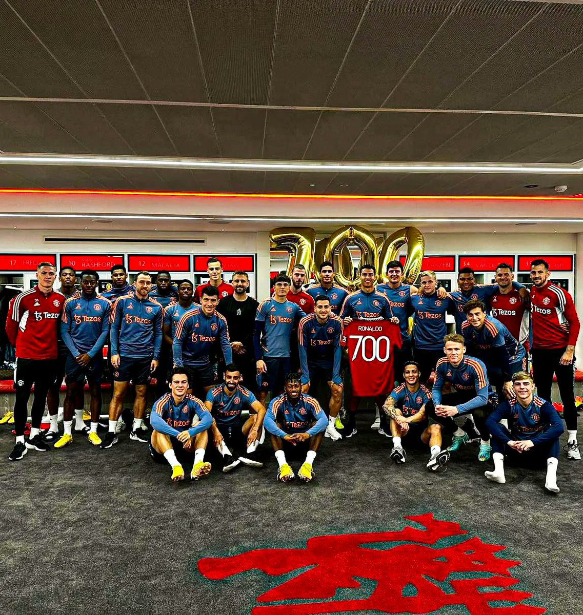 ActuFoot_'s tweet photo. Le vestiaire de Manchester United a célébré les 700 buts de Cristiano Ronaldo en clubs. 🐐👏 https://t.co/7UJroNshe0