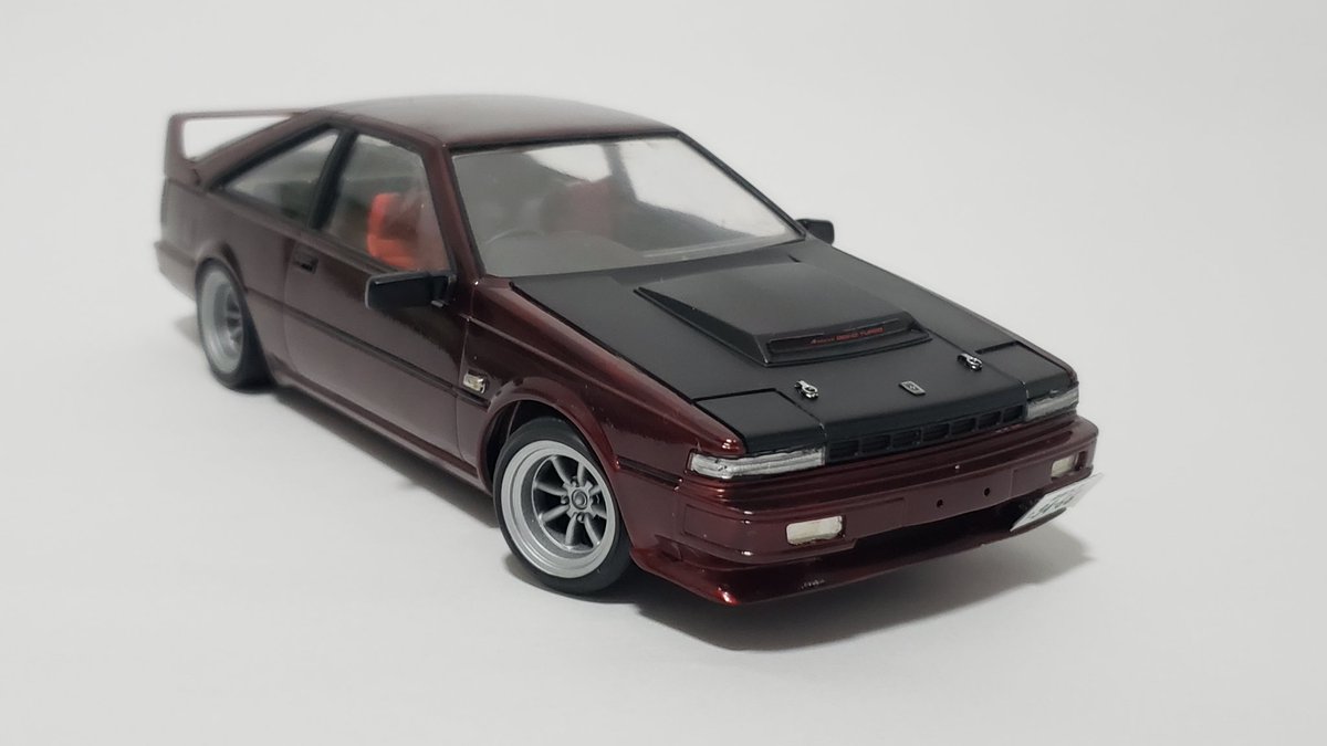 MOYOMPIO's tweet photo. アオシマ US12 シルビア 完成しました！
今まで作ったことの無いスタイルで作ってみました。
もっと明るい赤にしようと思っていたのですが、初のキャンディ塗装で加減が分からずだいぶ暗くなりました。
エンジンはアオシマS13シルビアからSR20を流用、吸気排気系は自作しました。
#aoshimaranking2210 https://t.co/xlkb9xKxDH